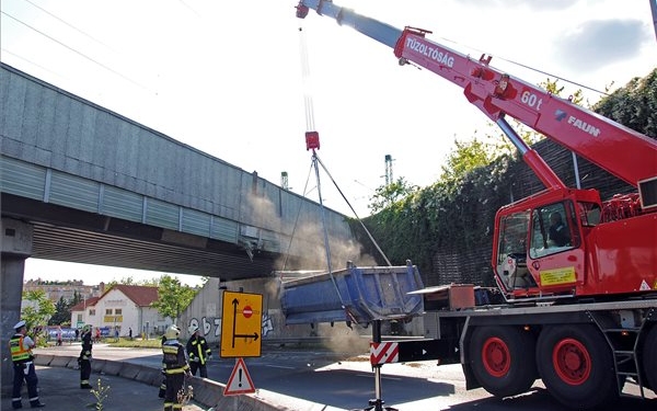 Már nálunk is megy a híd-kamion borotválás – VIDEÓ