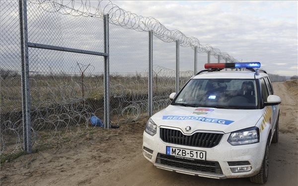 Több mint kétszáz határsértőt tartóztattak föl a hétvégén