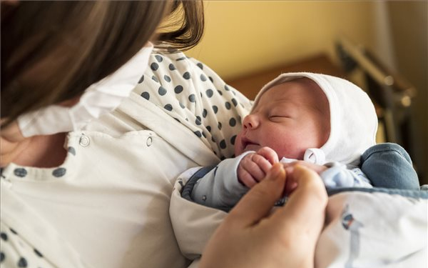 Emelkedik a csecsemőgondozási díj összege